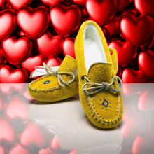 Load image into Gallery viewer, Ladies Moose Hide Suede Moccasins