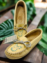 Load image into Gallery viewer, Ladies Beaded Smooth Moose Hide Moccasins