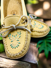 Load image into Gallery viewer, Ladies Beaded Smooth Moose Hide Moccasins