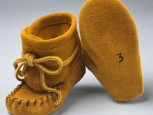 Load image into Gallery viewer, Baby Wrap A Round Moccasins - Tan