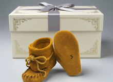 Load image into Gallery viewer, Baby Wrap A Round Moccasins - Tan