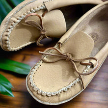 Load image into Gallery viewer, Men&#39;s Smooth Moose Hide Moccasins