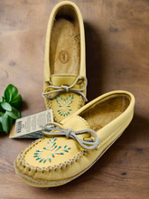 Load image into Gallery viewer, Ladies Beaded Smooth Moose Hide Moccasins