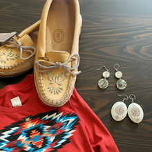 Load image into Gallery viewer, Ladies Beaded Smooth Moose Hide Moccasins
