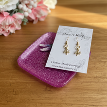 Load image into Gallery viewer, Earring card on tray on wood table with flowers