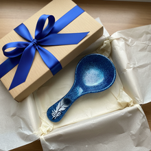 Load image into Gallery viewer, Natural cardboard gift box flat lay