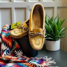Load image into Gallery viewer, Ladies Beaded Smooth Moose Hide Moccasins