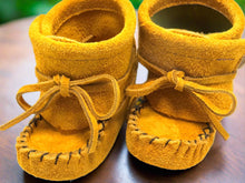 Load image into Gallery viewer, Baby Wrap A Round Moccasins - Tan